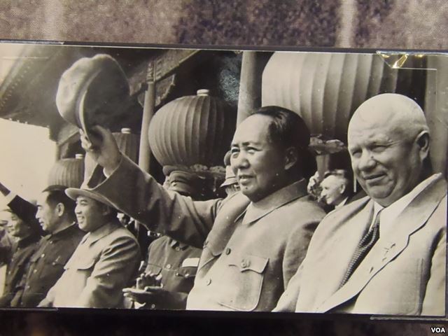1954年赫鲁晓夫和毛泽东、金日成、周恩来在天安门上(美国之音白桦翻摄自莫斯科的赫鲁晓夫展览）